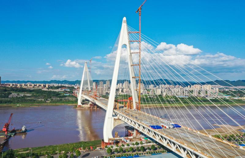世界最大跨度公軌兩用鋼桁梁斜拉橋合龍